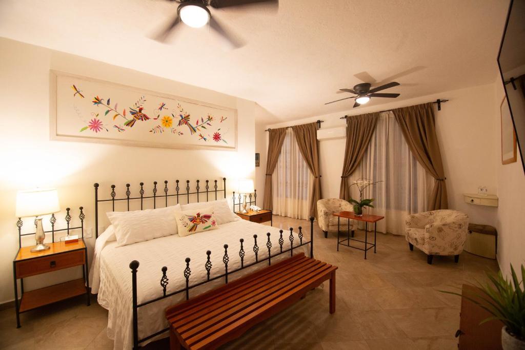 库埃纳瓦卡Ex Hacienda Santa Cecilia的一间卧室配有一张床和一张沙发