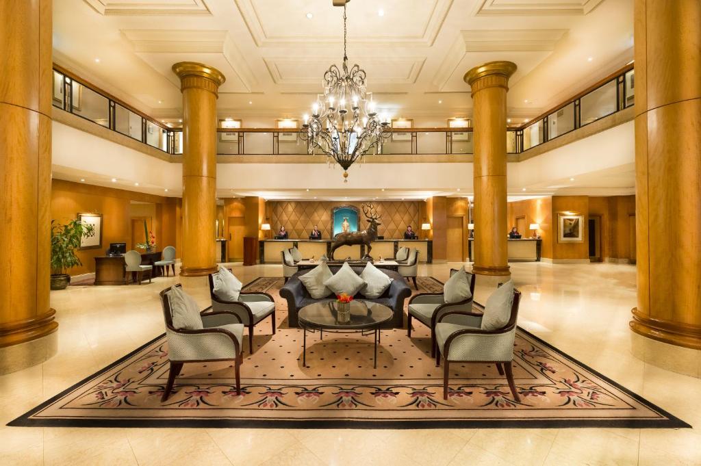 伦敦千禧国际伦敦格洛斯特酒店的大堂配有沙发、椅子和吊灯