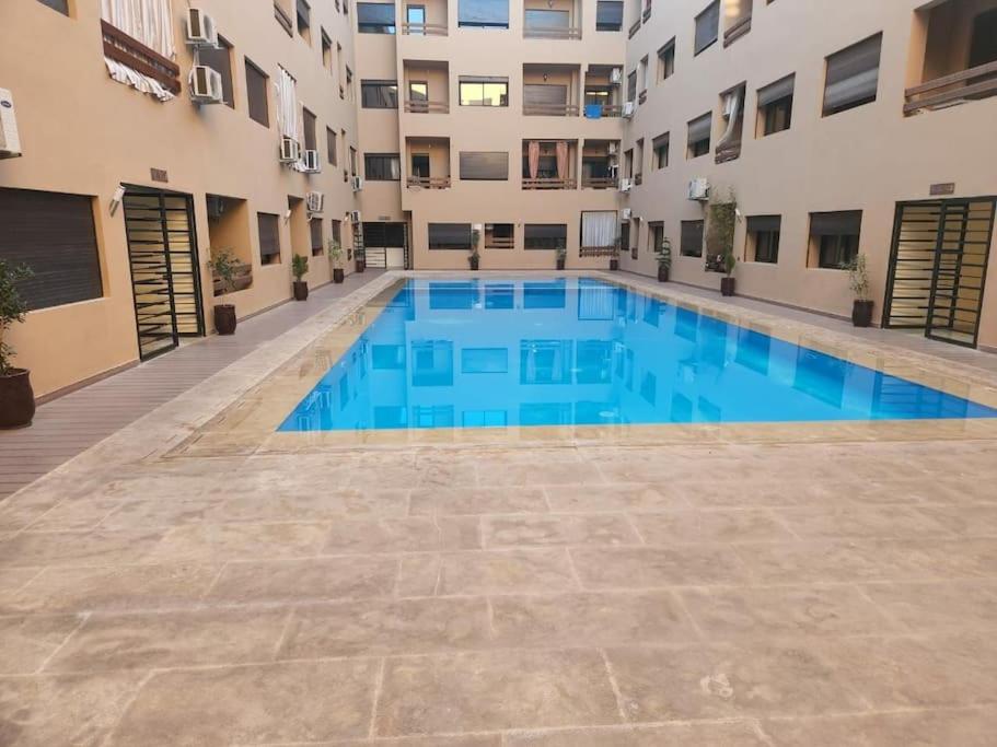马拉喀什Appartement de rêve 2的一座建筑物中央的游泳池