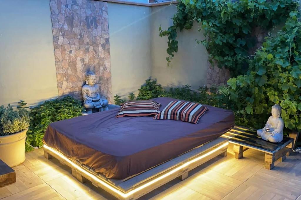 圣马丁德拉韦加Casa chill的花园内一间卧室,配有一张大床