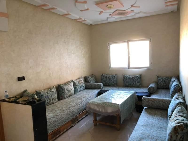 非斯مولاي عقوب的客厅配有沙发和桌子