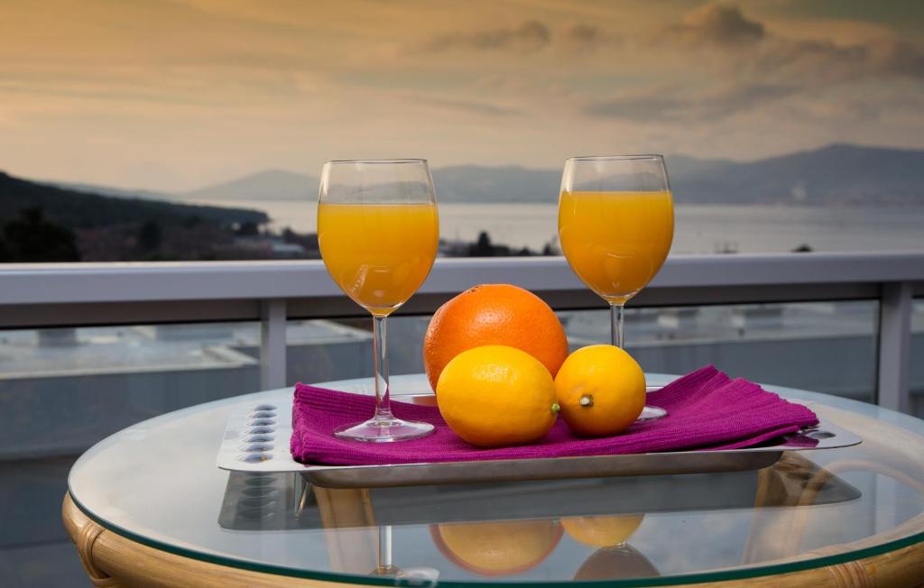 斯普利特Apartment Belavista的桌子上放两杯橙汁和橙汁