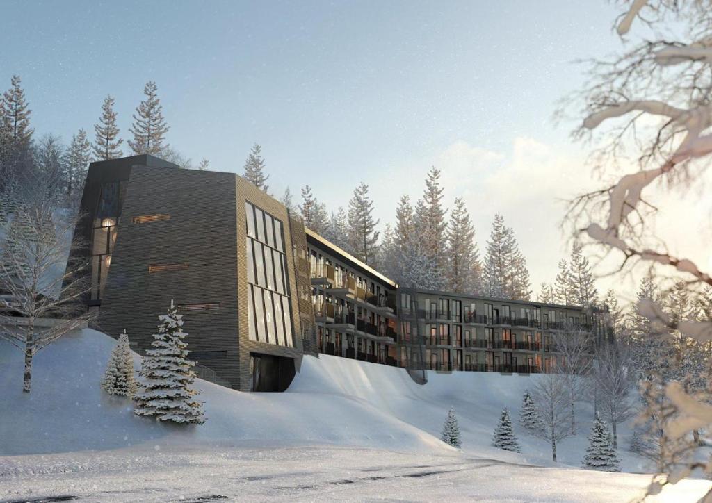 纳尔维克Basecamp Narvik的雪中建筑物的 ⁇ 染