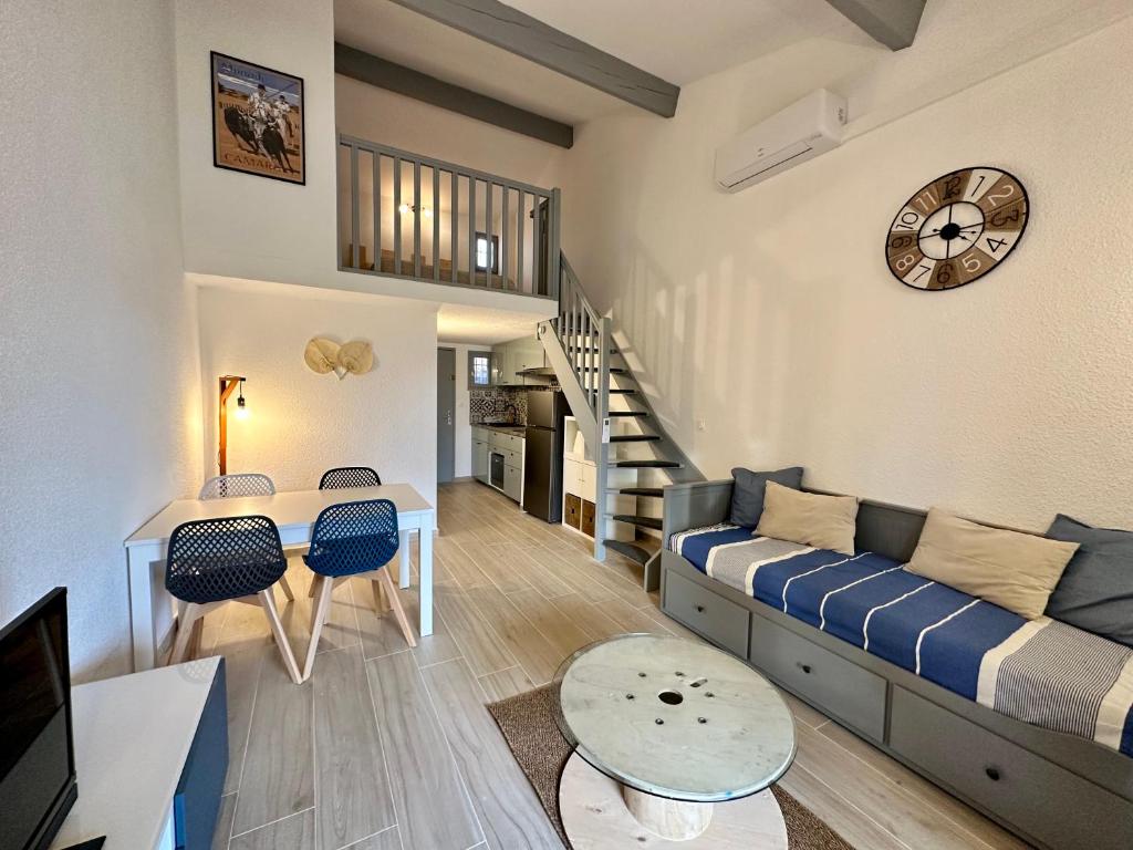 圣马迪拉莫Appartement Duplex 4pers Climatisé - Location Valadié Camargue的客厅配有沙发和桌子