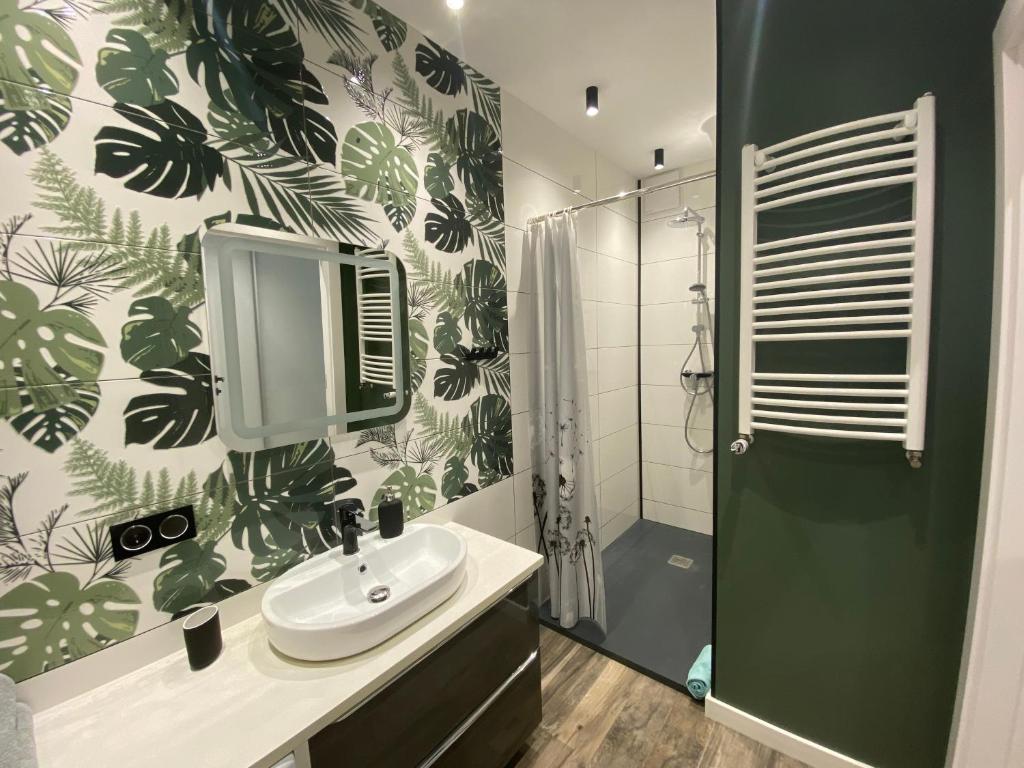 格但斯克Apartament FOCUS DUO的一间带水槽和淋浴的浴室