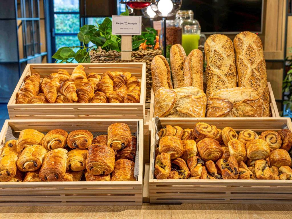 里昂里昂中心宜必思酒店的面包店托盘上展示面包和糕点