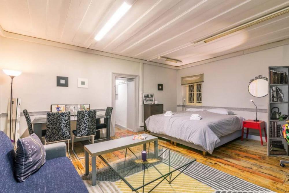 科孚镇Pentofanoro Central Studio - Corfu Cozy Getaway的卧室配有一张床和一张桌子及椅子