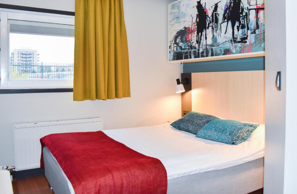 默恩达尔默恩达尔早安酒店的一间卧室配有一张带红色毯子的床