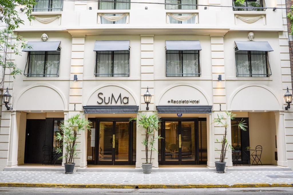 布宜诺斯艾利斯SuMa Recoleta Hotel的一座建筑的外墙,有一间日光店