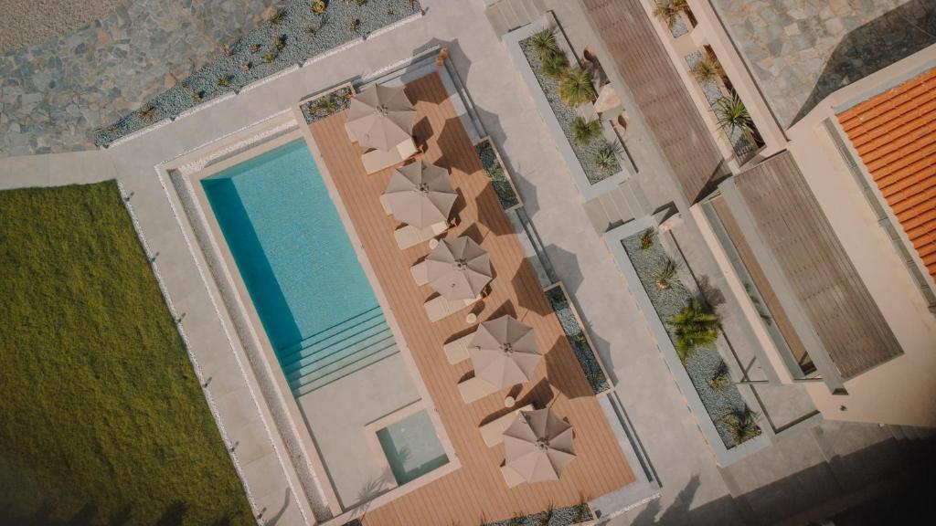 卡特罗斯Marble Luxury Suites的享有带躺椅的游泳池的顶部景致