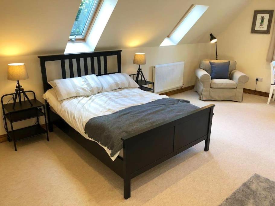 Beautiful Cotswold Accommodation, near Winchcombe客房内的一张或多张床位