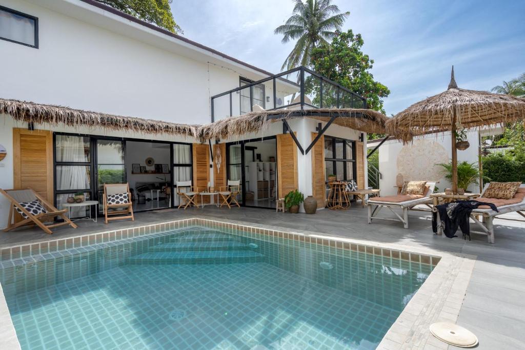 高兰Manao Pool Villa 3 - 5 Mins Walk To The Beach的一座带游泳池和房子的别墅