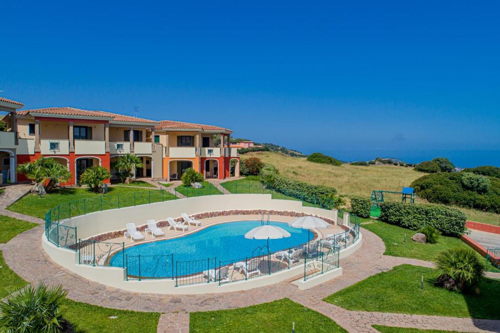 TerguResidenza Le Farfalle的享有带游泳池的房屋的空中景致