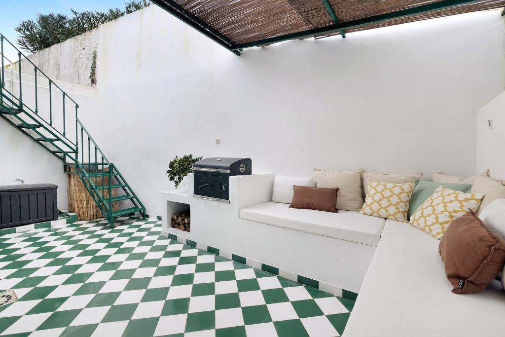 阿尔科谢蒂Casa da Praia的客厅位于 ⁇ 面上,配有沙发