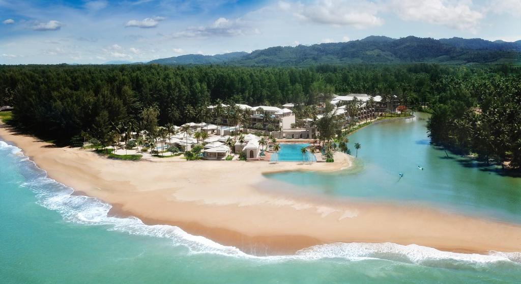 蔻立Devasom Khao Lak Beach Resort & Villas的海滩上的度假村的空中景观