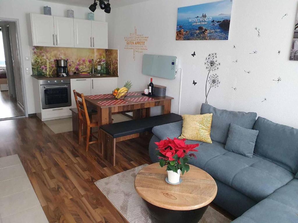 圣恩吉玛Ferienwohnung Winklworld inklusive aktivCARD的客厅配有蓝色的沙发和桌子
