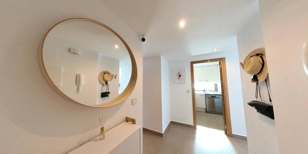 拉曼加戴尔马尔梅纳Apartamento Rokita Blanca的浴室的墙上设有大镜子