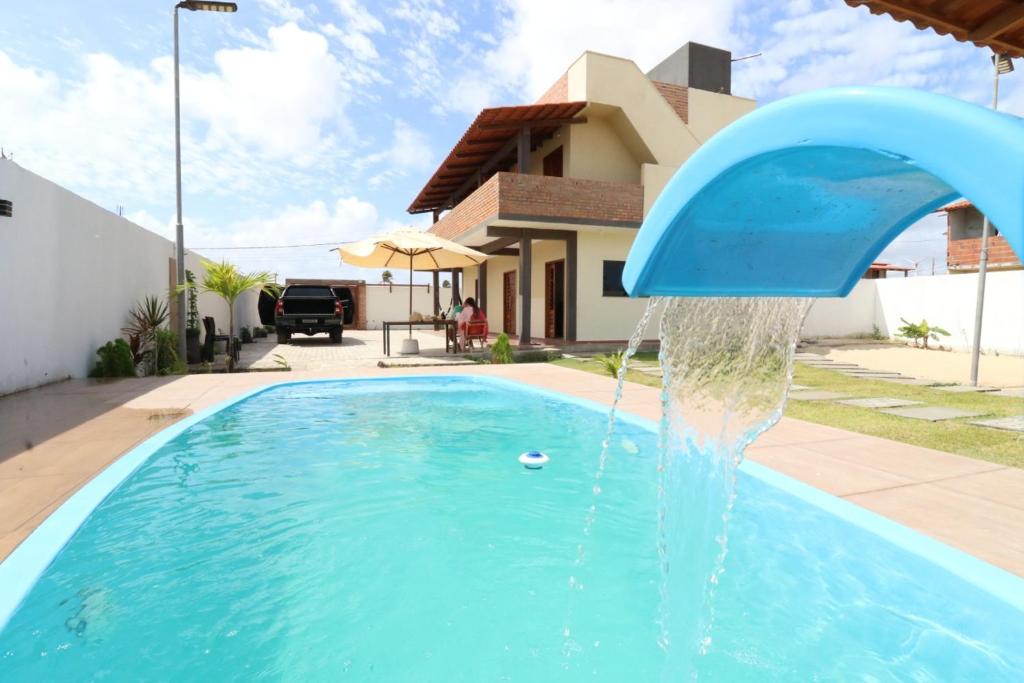 瓜吉鲁POUSADA SOLAR DOS MOREIRAS的蓝色的游泳池,设有喷泉