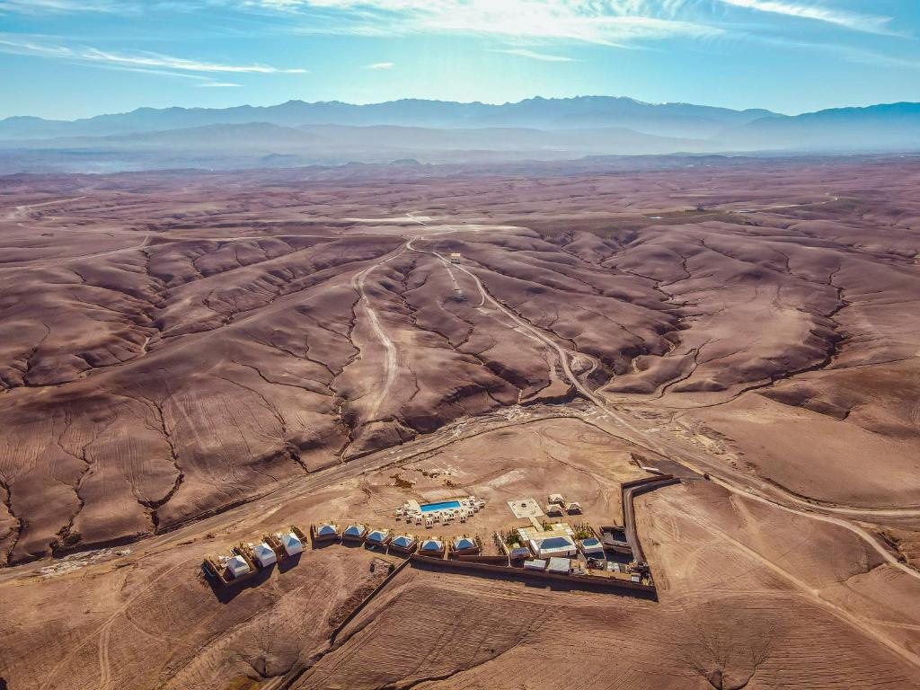 El KariaOxygen Lodge Agafay的沙漠田野的空中景观,带农场