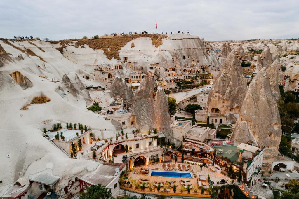 格雷梅本地岩洞酒店的享有山区度假胜地的空中景致