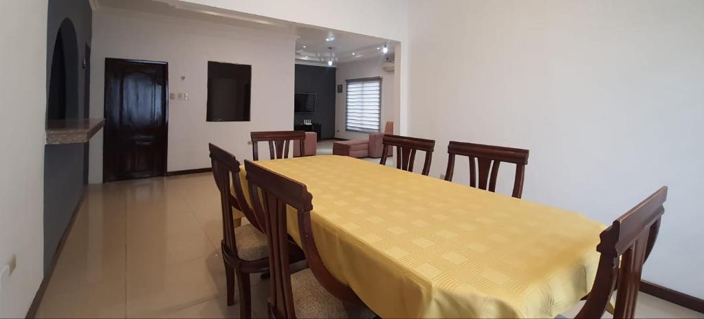 瓜亚基尔Albo home的用餐室配有黄色的桌子和椅子