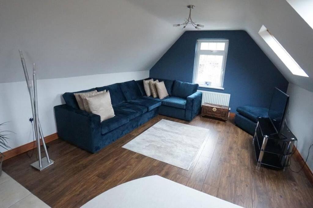 贝尔法斯特Belfast Loft的客厅配有蓝色的沙发和椅子