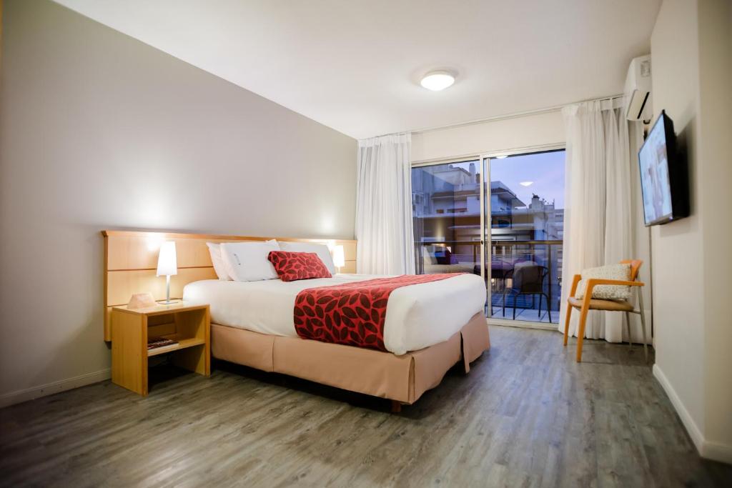 蒙得维的亚蓬特鲁维尔酒店的酒店客房设有一张床和一个大窗户