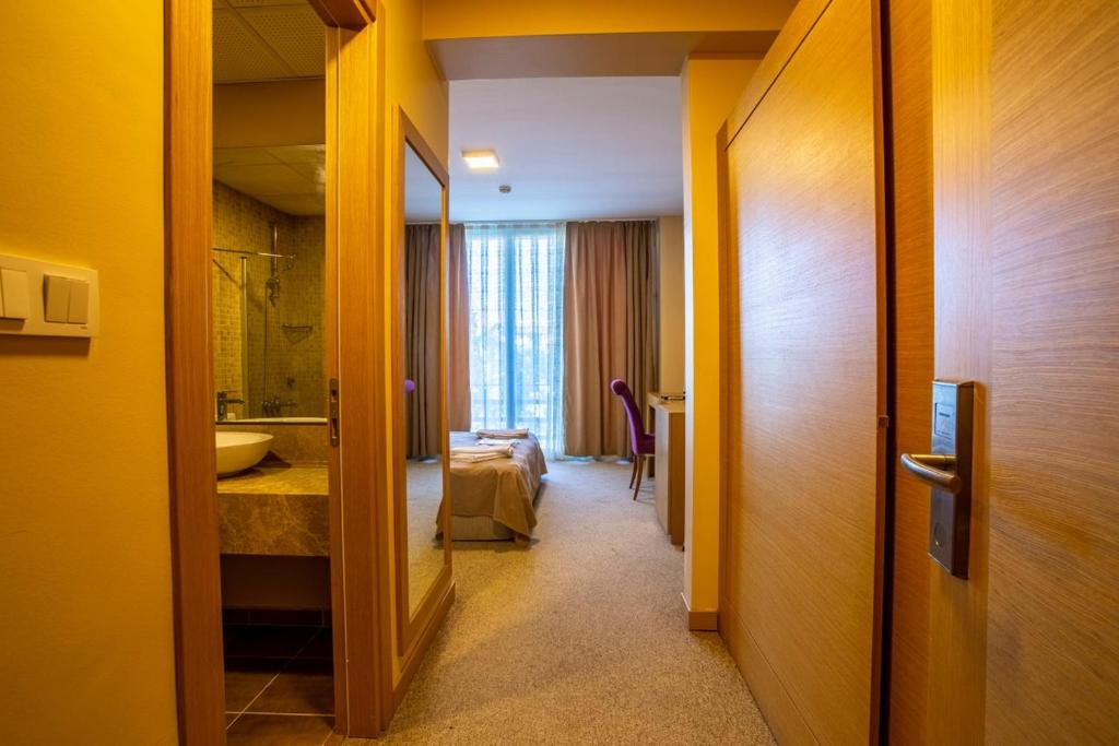İznikOlive Garden Hotel的走廊上设有浴室的酒店客房
