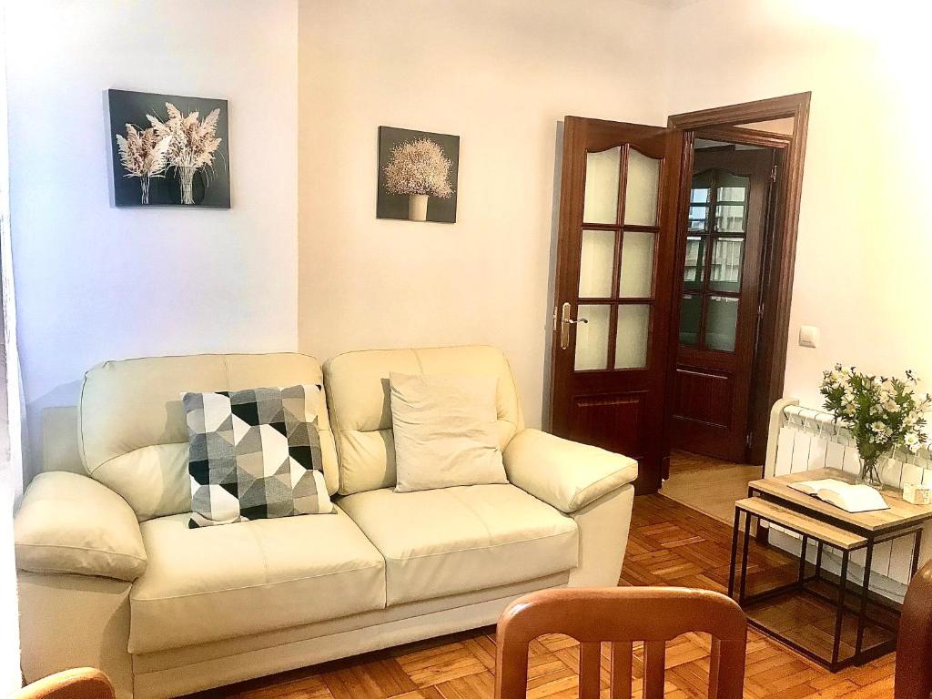拉科鲁尼亚Piso Cuatro Caminos的客厅配有白色的沙发和桌子