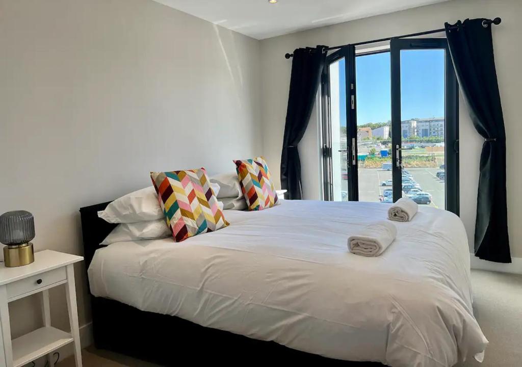 KentBeachfront Bliss Margate With Sea Views Sleeps 7的卧室配有一张大白色床和窗户