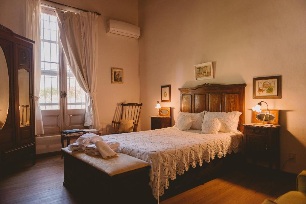 卡梅隆Casa de Aitona Bodega Zubizarreta的一间卧室设有一张大床和一个窗户。