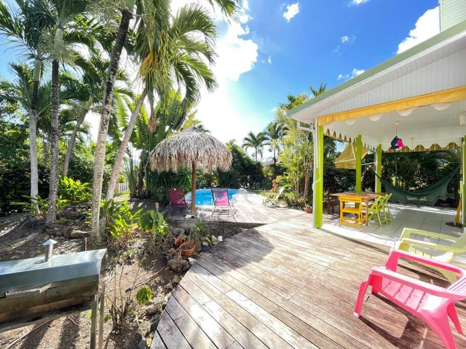 勒迪亚芒Villa TrÔpik Diamond + Bungalow的房屋内带粉红色长凳的木甲板