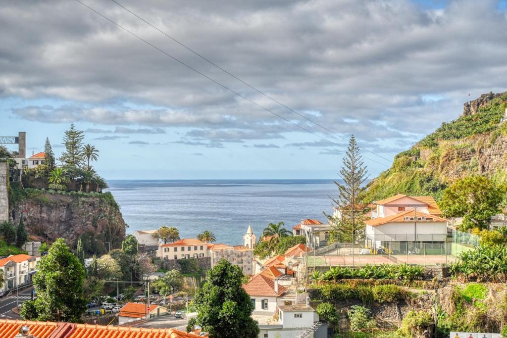 蓬他达维托亚Lidia's Place, a Home in Madeira的山丘上的城镇,以海洋为背景