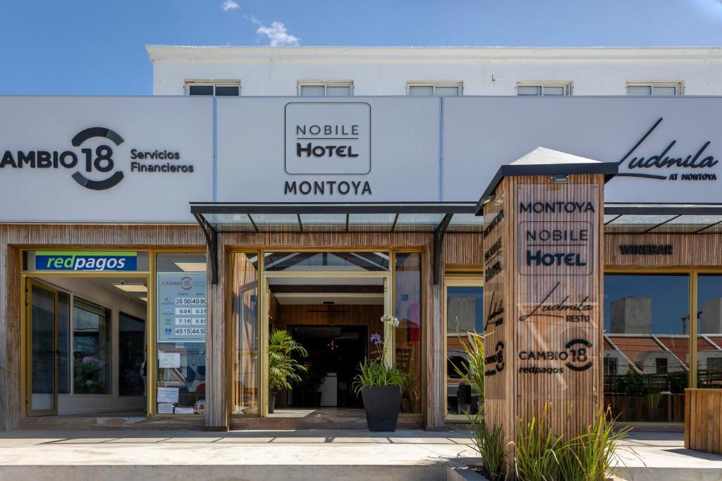 埃斯特角城Nobile Hotel Montoya的木门楼前的商店