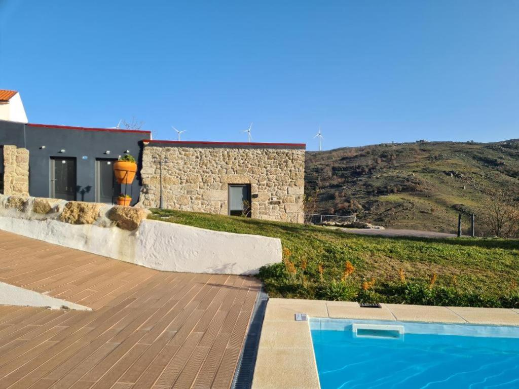 Quinta da Alqueidosa - Casa de Campo的一座房子,旁边设有游泳池