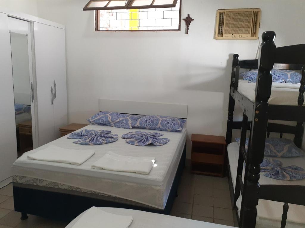 马塞约Casa de Praia Veraneio的客房设有两张双层床和一扇窗户。