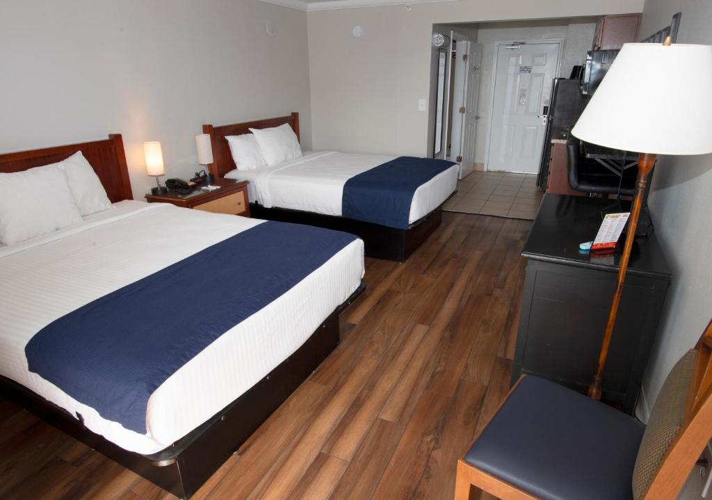 默特尔比奇水族海滩酒店 的酒店客房,设有两张床和一盏灯