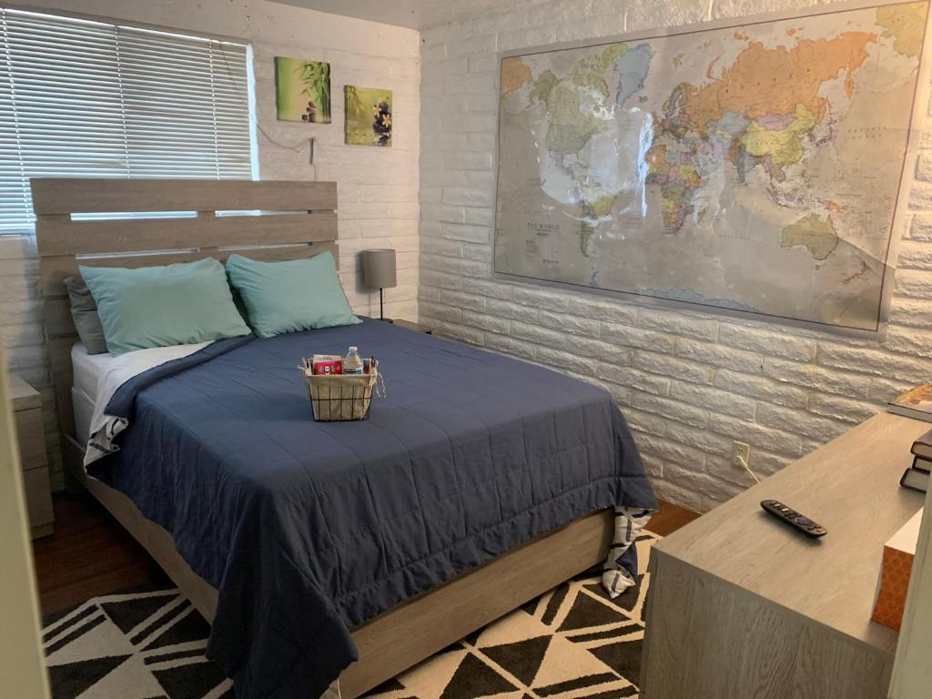 土桑Casa de Basswood的卧室配有一张壁挂图床