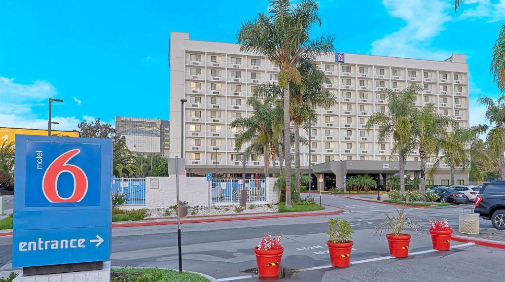 英格尔伍德洛杉矶LAX6号汽车旅馆的建筑前有标志的酒店
