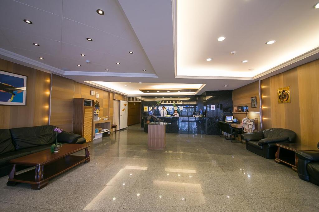 台南均英商务饭店的带沙发的大堂和商店内的酒吧