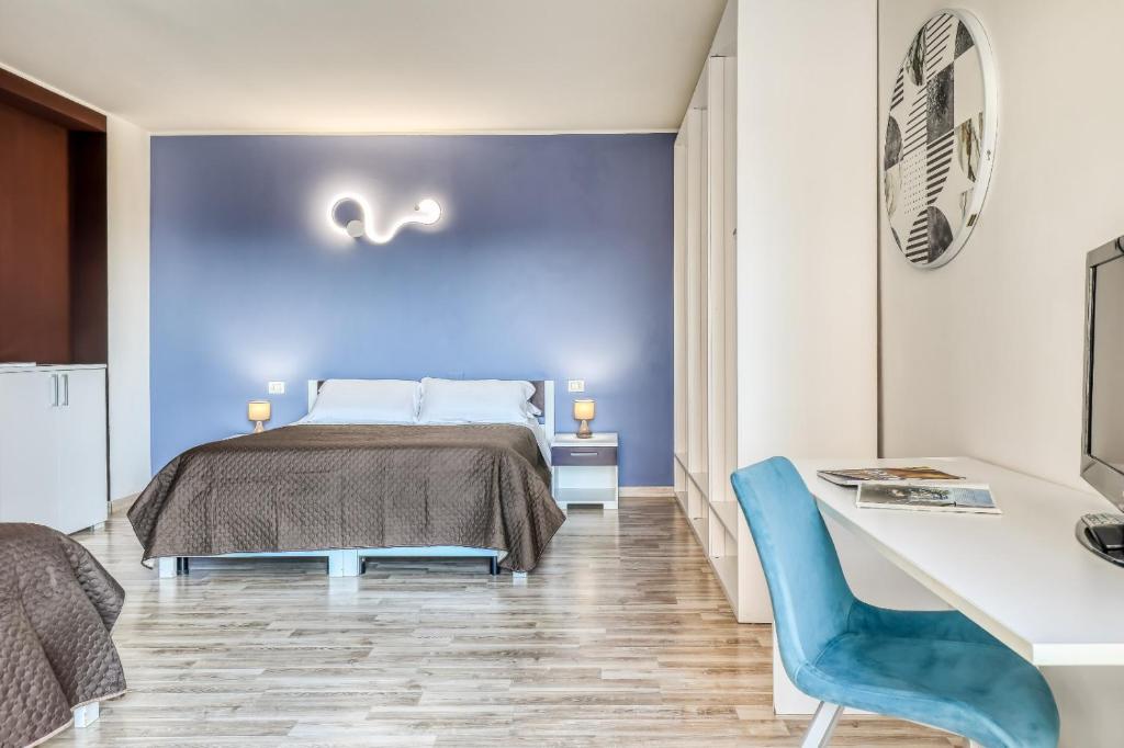 特尔尼Asso Residence的一间卧室设有一张床和蓝色的墙壁