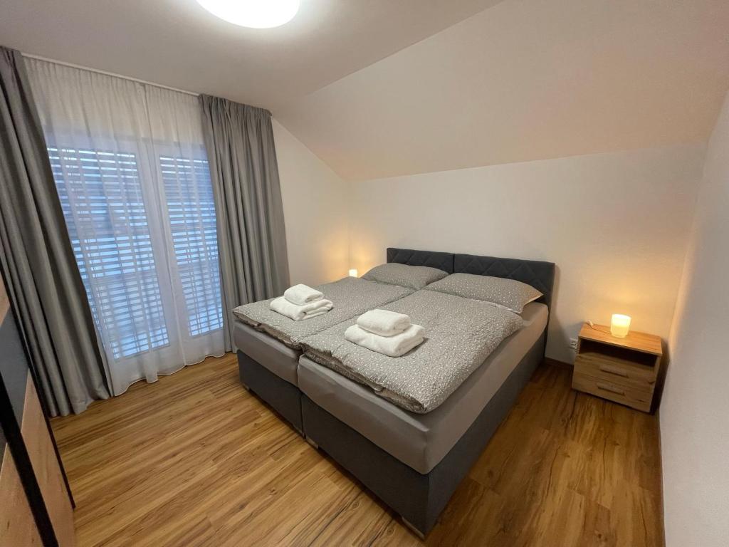迈林根Villa Sofie的一间卧室配有一张床,上面有两条毛巾