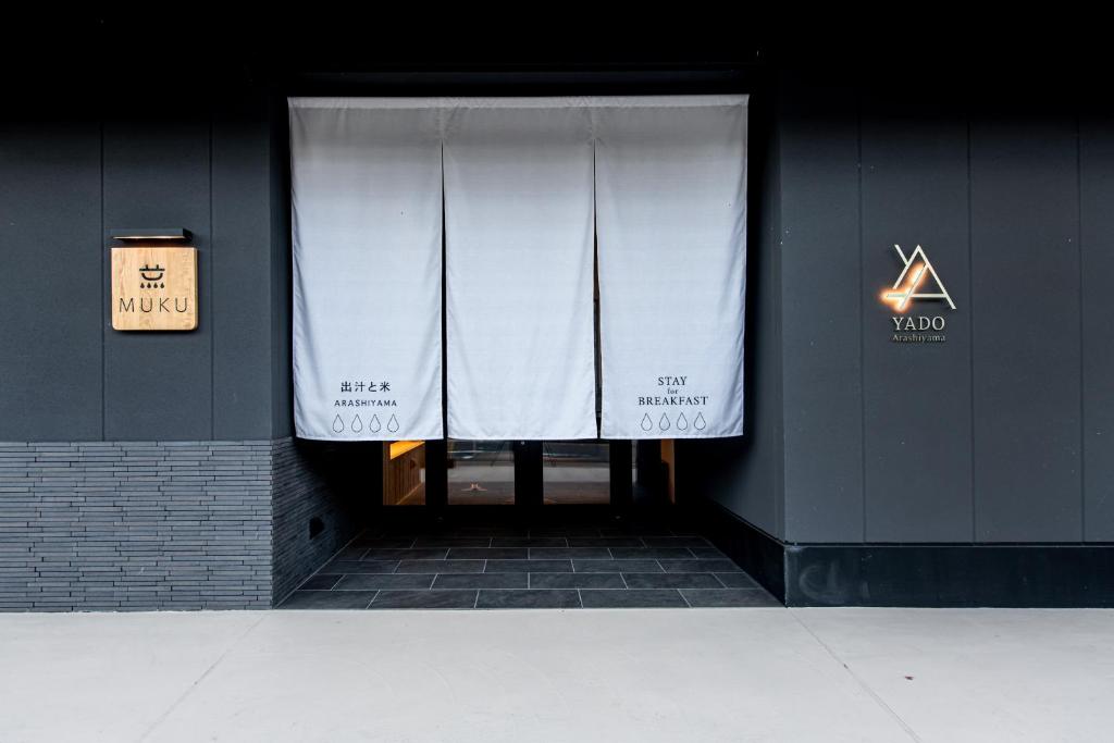 京都雅朵岚山酒店的门廊,窗户上挂着窗帘