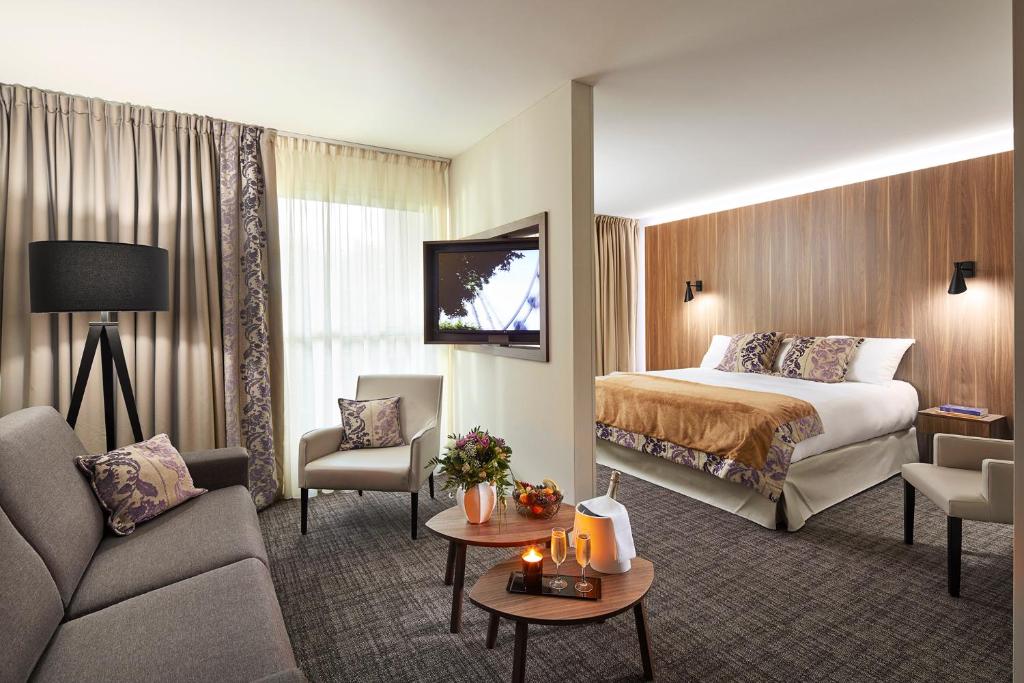 弗尔黎祖弗吉斯酒店的酒店客房,配有床和沙发