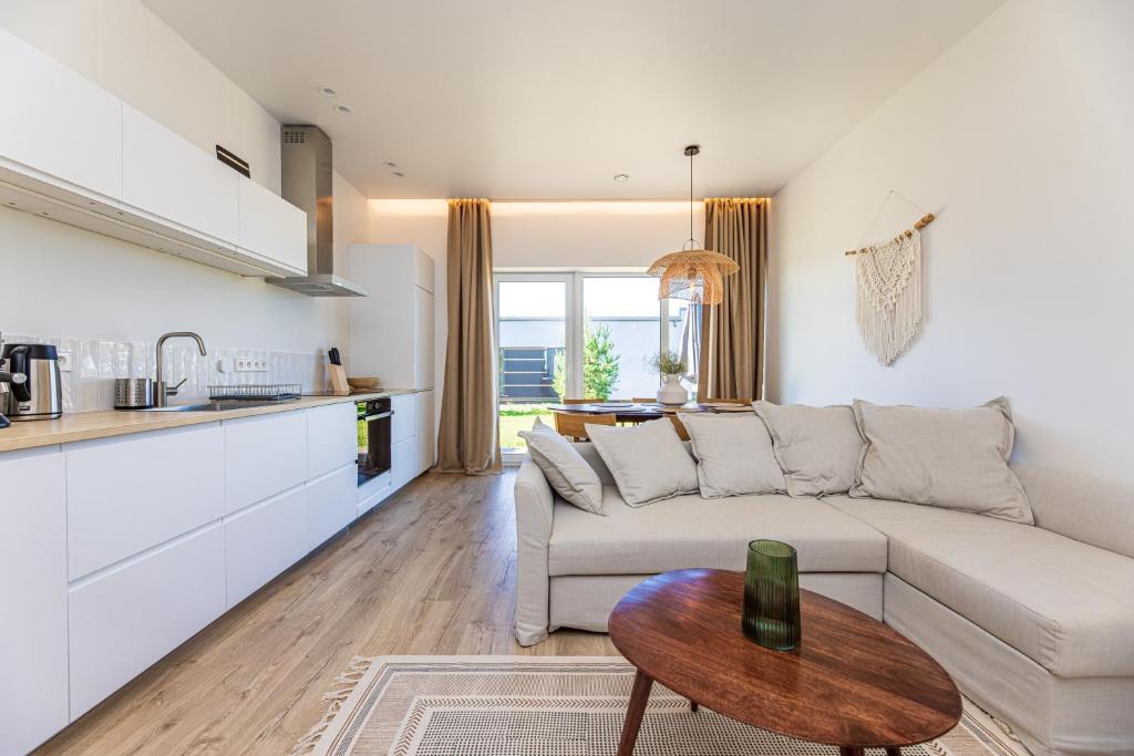 Užpelkiai360 Apartments的客厅配有白色的沙发和桌子