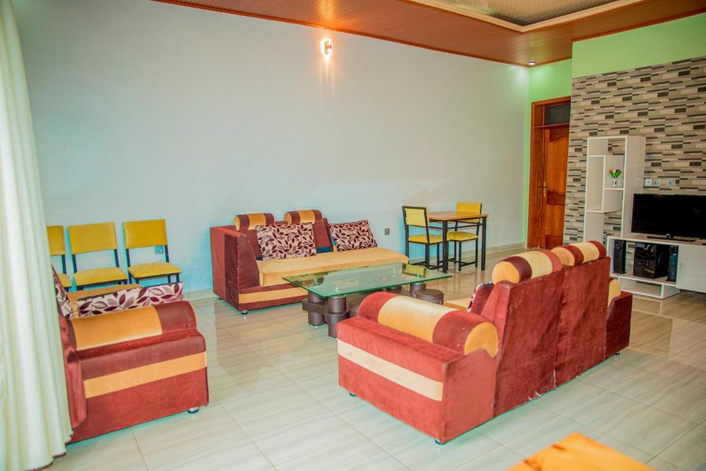 鲁亨盖里Leisure Safaris and Inns的带沙发和平面电视的客厅