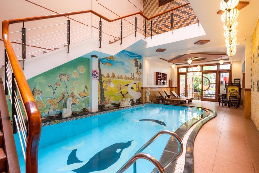 会安Hoa My II Hotel的海豚游泳的别墅内的游泳池