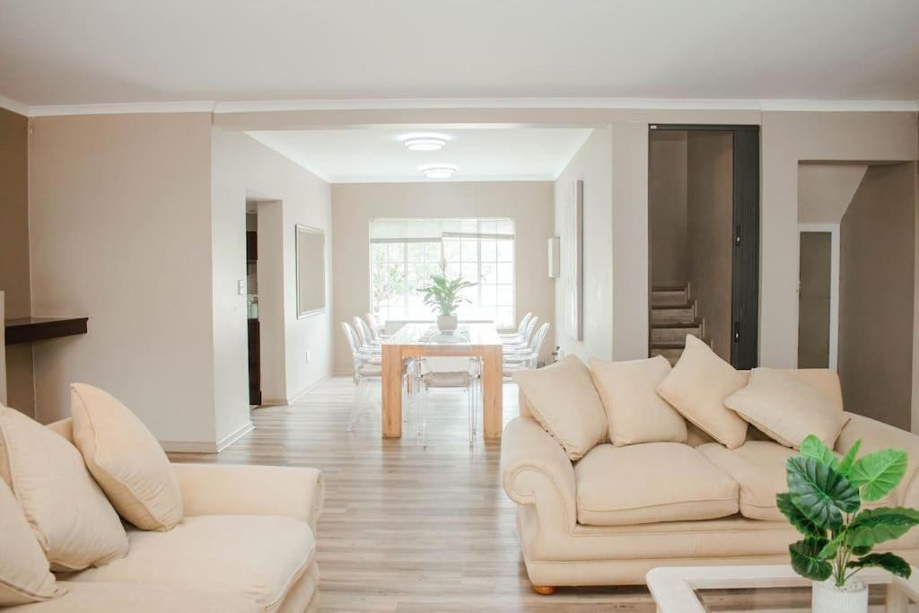 布隆方丹Private luxurious 3 bedroom complete house的客厅配有2张白色沙发和1张桌子