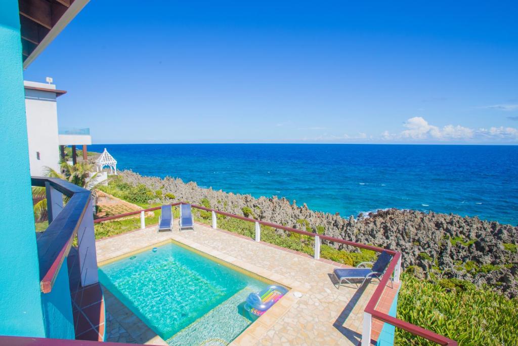 西湾Oceanfront Coral View Home的一座背景海洋的游泳池
