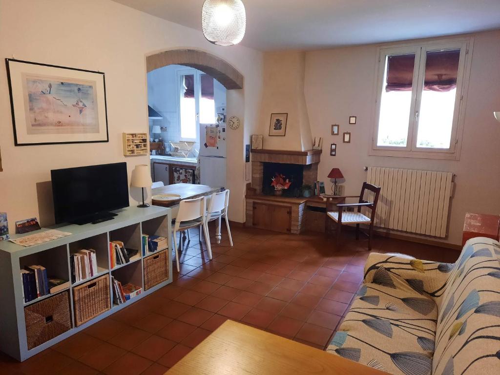 伊莫拉Cà Rossa的带沙发、电视和桌子的客厅